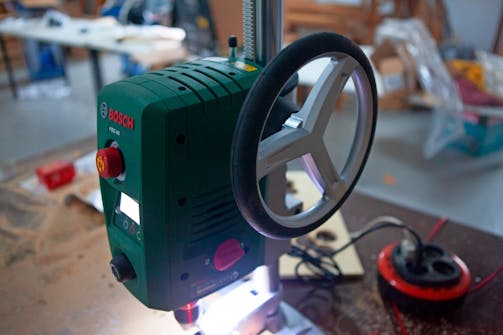 Pelarborrmaskin med lätt höjdjustering. Pelarborrmaskin med lätt höjdjustering.